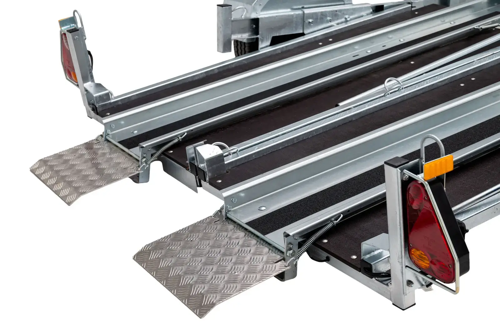 Remorque porte moto Debon Trailers vue arrière avec caisse à outils