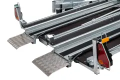 Remorque porte moto Debon Trailers vue arrière avec caisse à outils